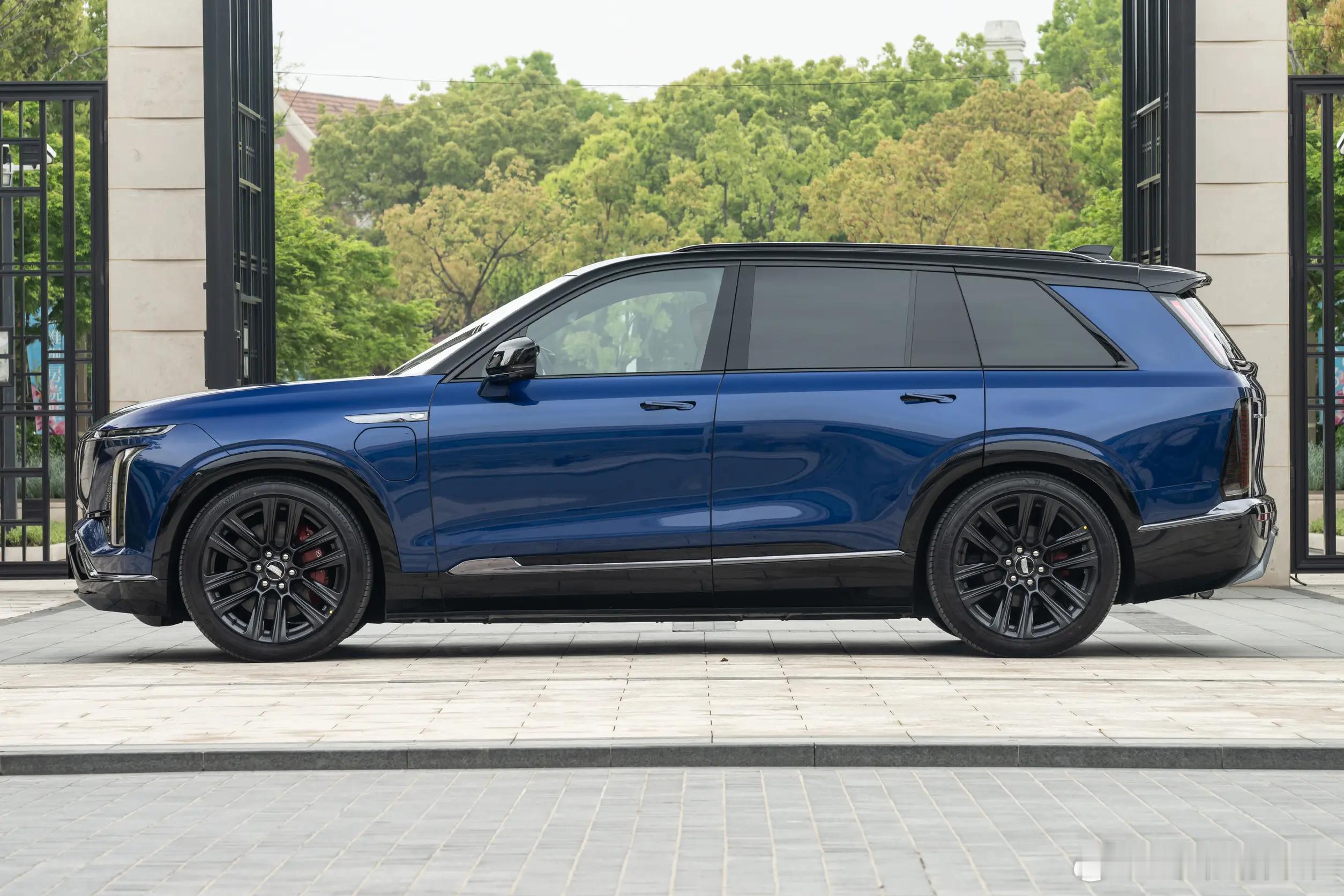 今天路上看到这个车感觉好稀奇…应该是个试驾车！印象中的凯迪拉克电动车就是锐歌…网