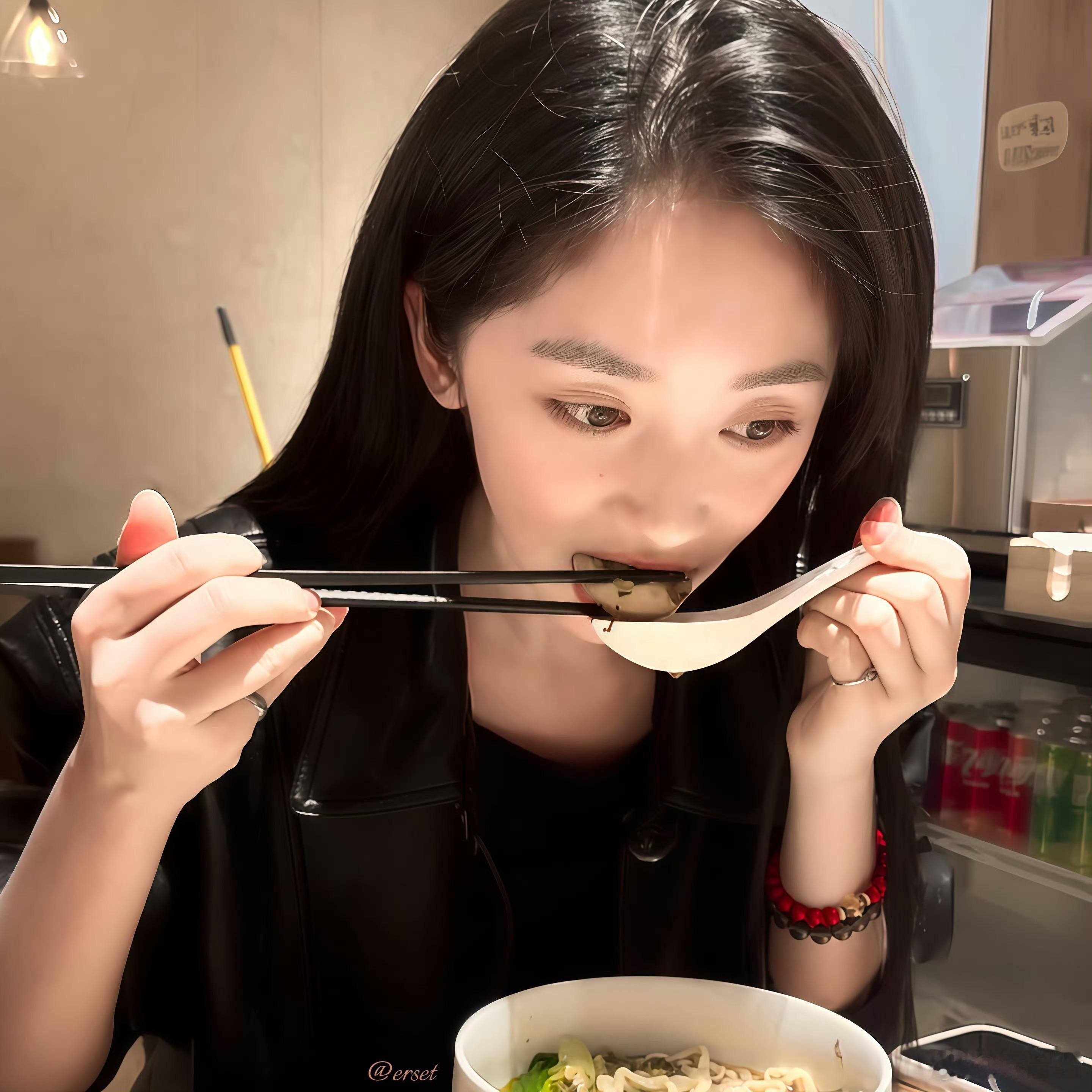 王影璐素颜逛街差点被认出来 全程低调素颜逛街，差点被认出也太真实了🌟不刻意打扮