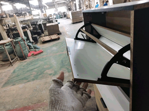 鞋柜样品做好了，客户也下订单了，样品工的我又完成一款杰作，心里有少许的骄傲。