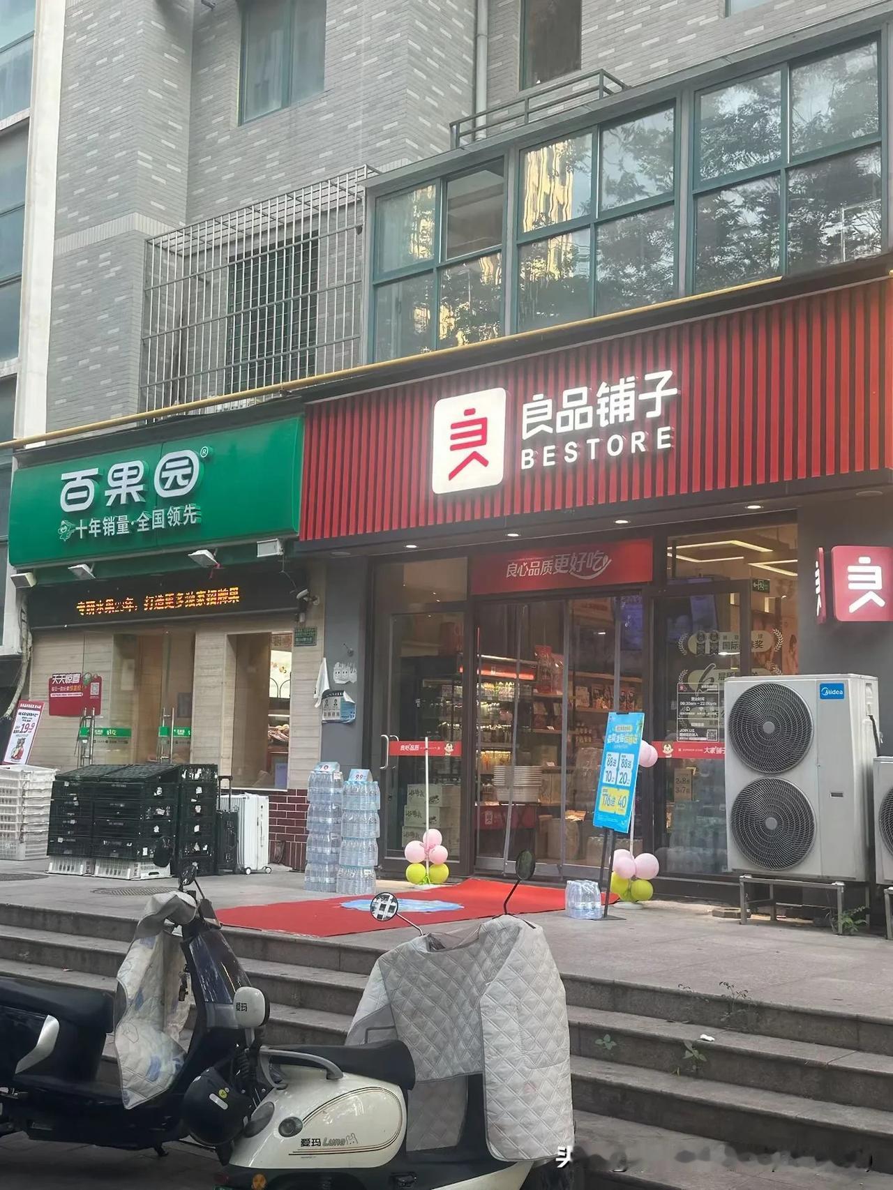 郑东新区 新出纯一层商铺，
​距离万象城200米，带租约，
​一个房本132平，