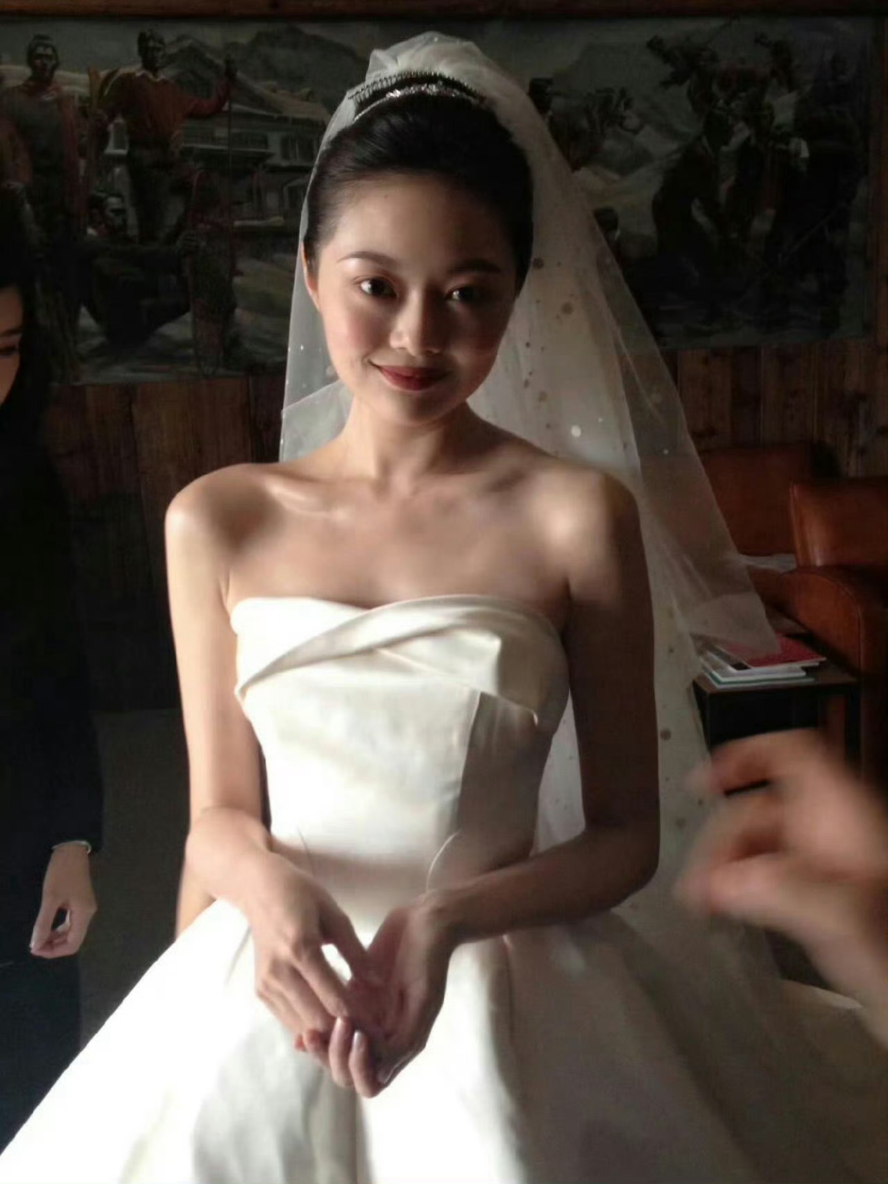 刘冲下次不如去找个古堡学晚晚婚礼女明星盛装出席骑马而来或者别人有人牵着也行好神圣