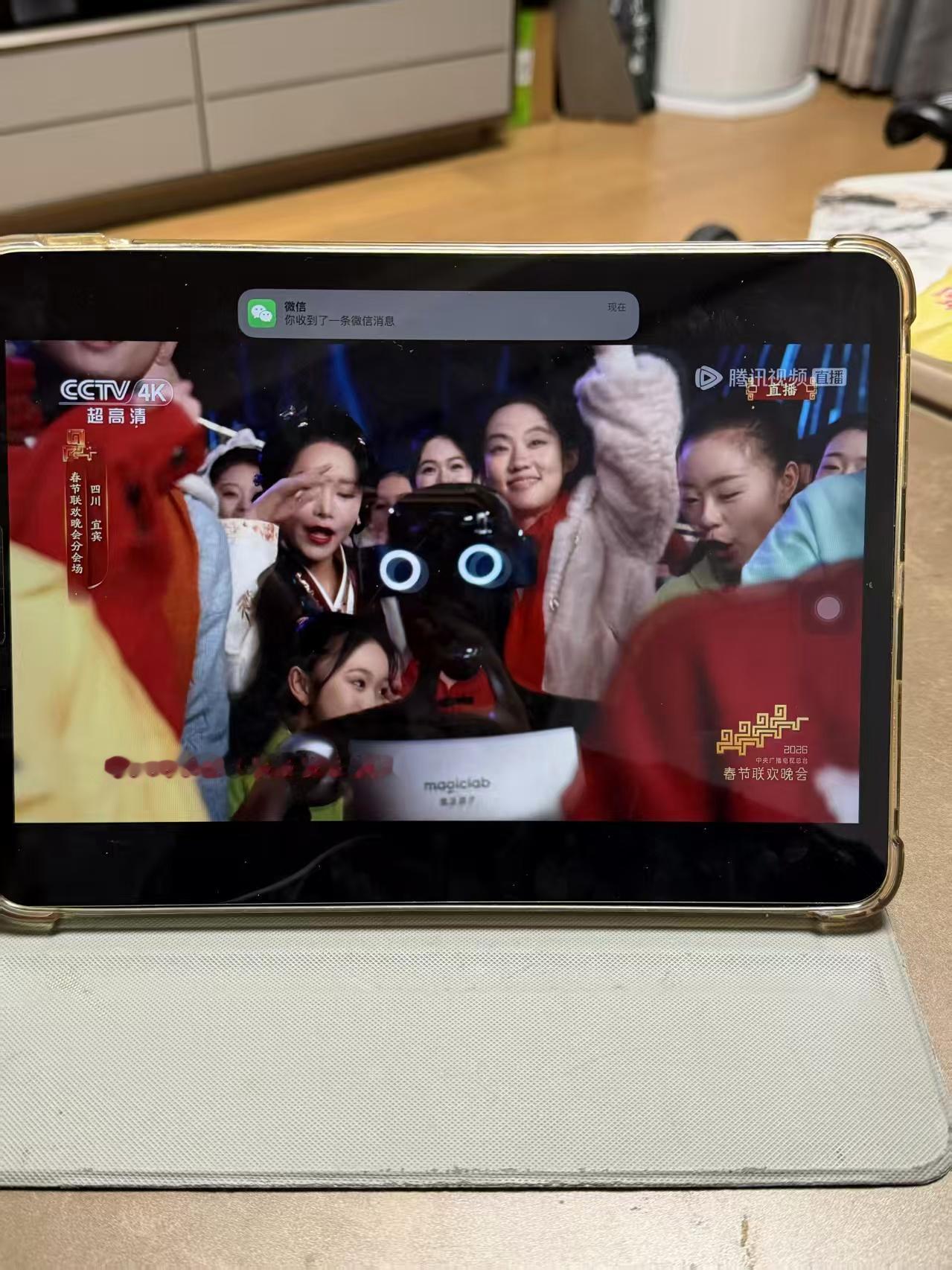 春晚温馨名场面！李子柒与机器人互动，魔法原子机器人熟练捞面煮燃面，自研算法加持，