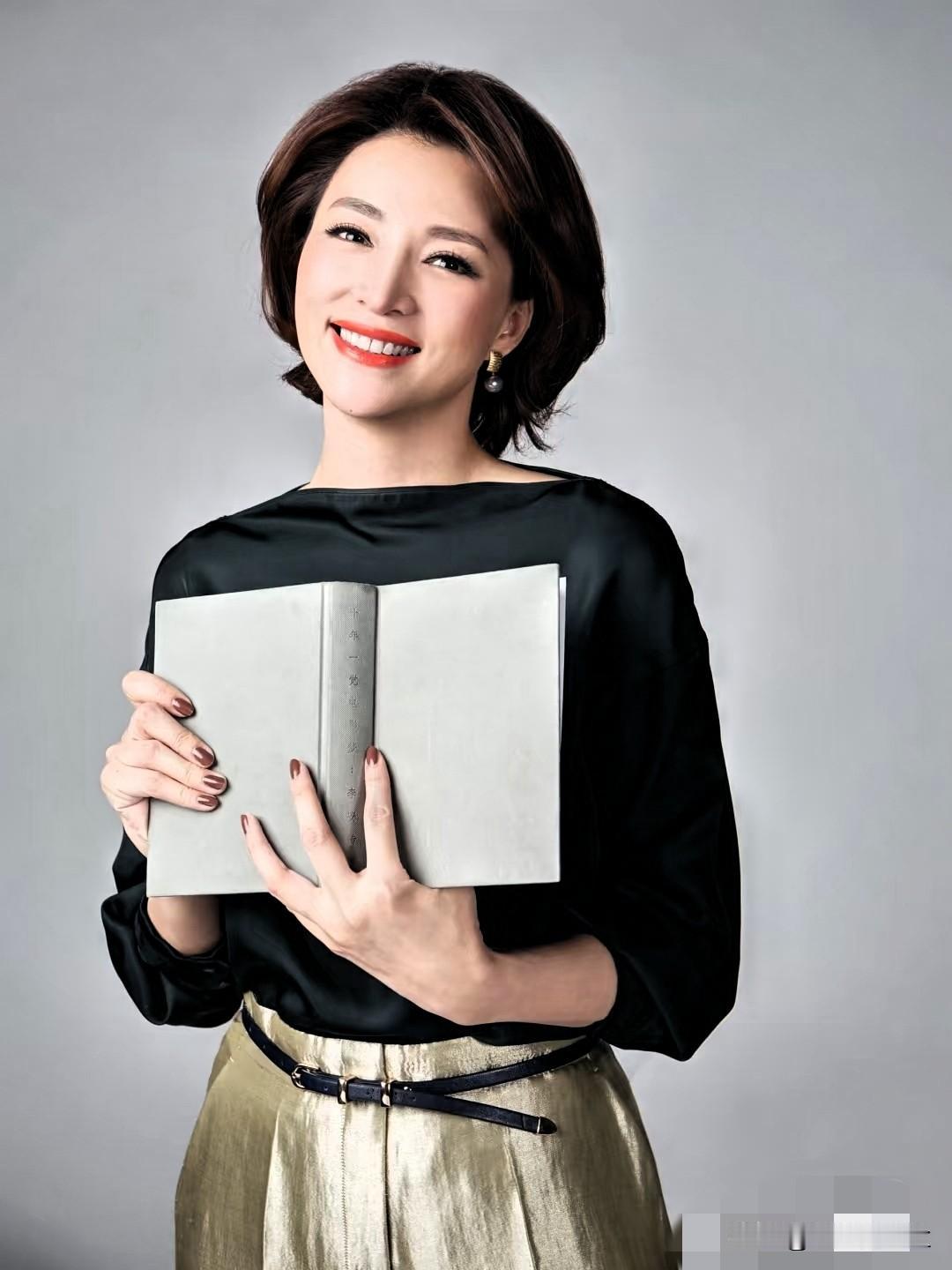 董卿这事儿，看了一圈才明白过来。

之前都传她老公出事，她也跟着倒了，又是替夫还