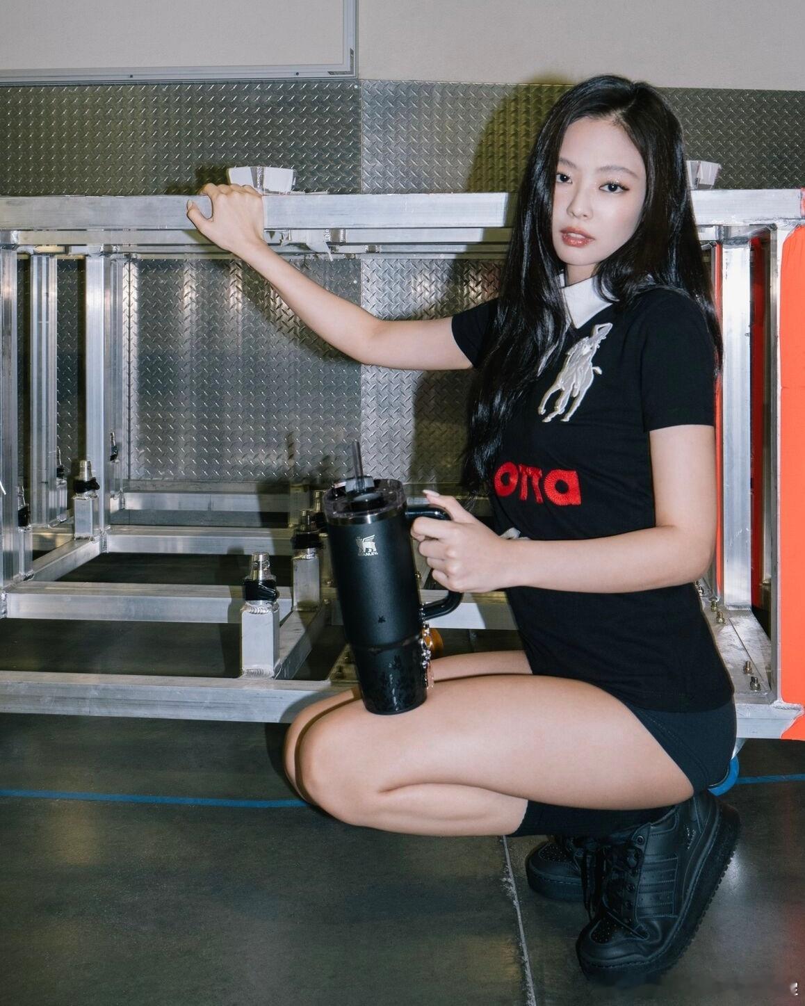外网吐槽Jennie伸舌头热点观点﻿ Jennie新歌伸舌头被外网狂嘲11万赞，