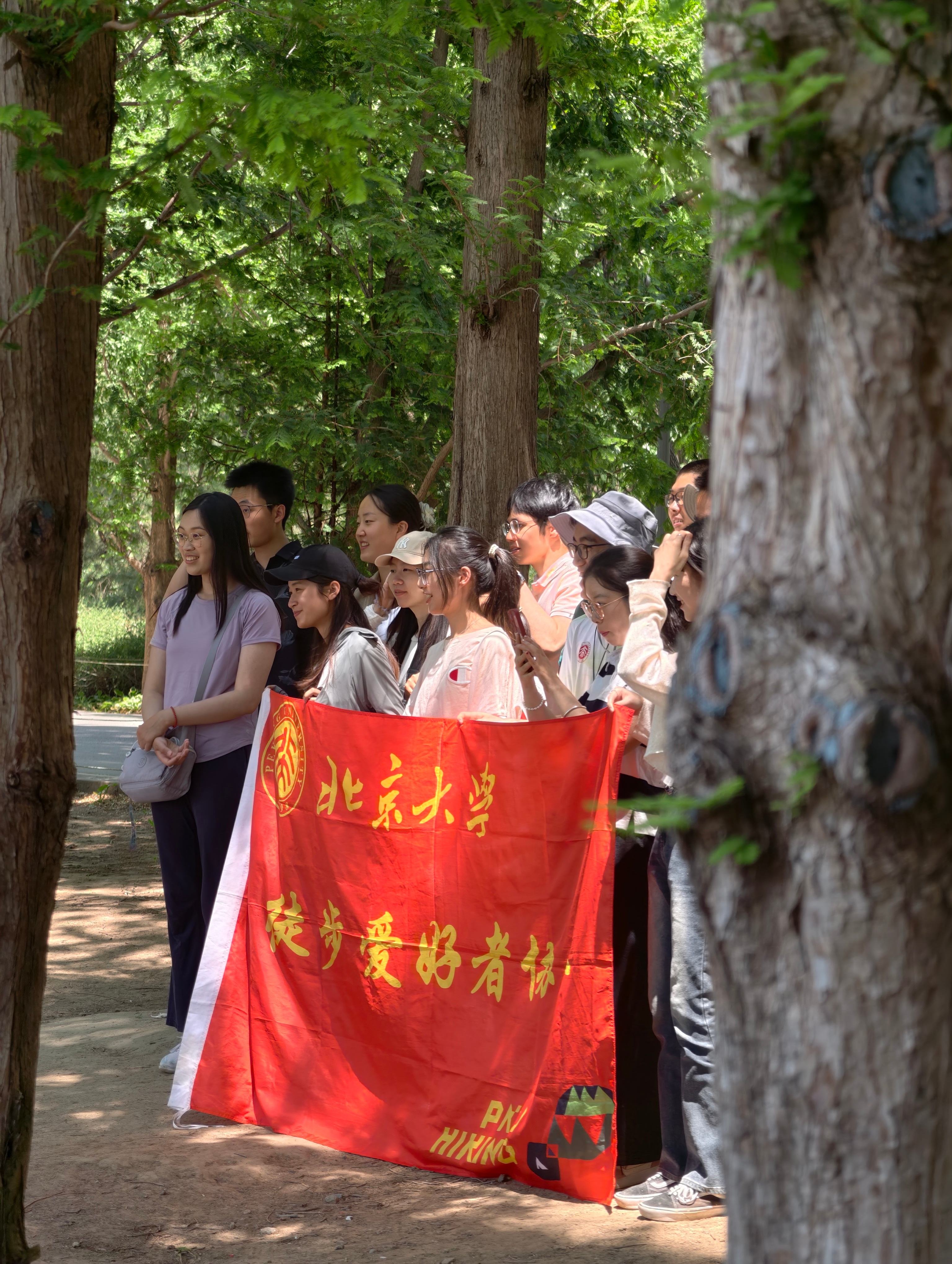 高考历史今天在朝阳公园露营，边上是北大徒步爱好者协会的同学在搞活动。今天高考，借