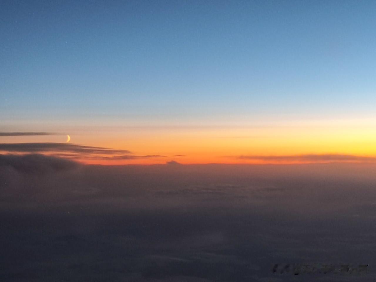 坐在飞机里，你远眺高空上万千姿态的云海、晚霞，或俯瞰大地上的高山、森林、湖泊、田