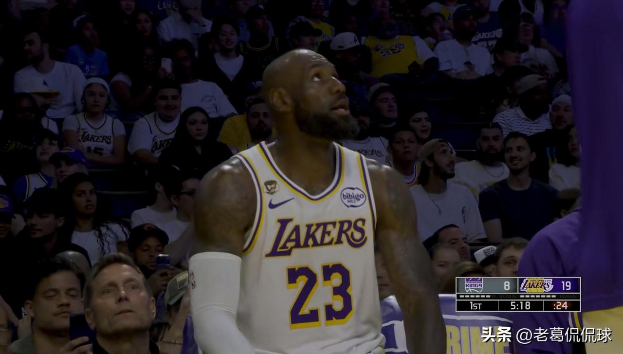 湖人超级球星詹姆斯又是半场比赛零犯规！在今天湖人主场迎战国王的比赛中，目前双方半