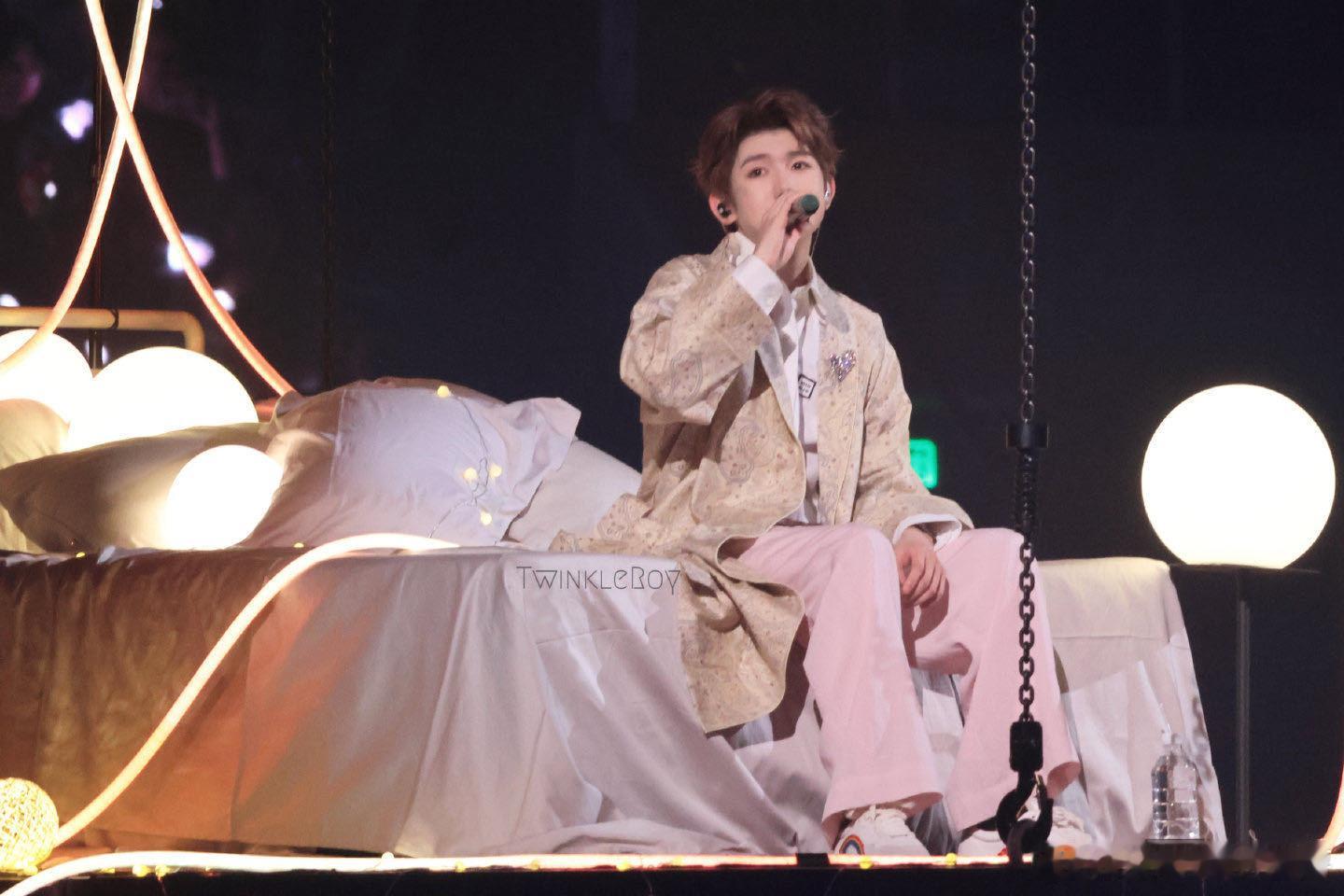 王源把床搬到了客厅从舞台设计到选歌都好绝，舒适感和氛围感双在线，悬空床的设计太绝