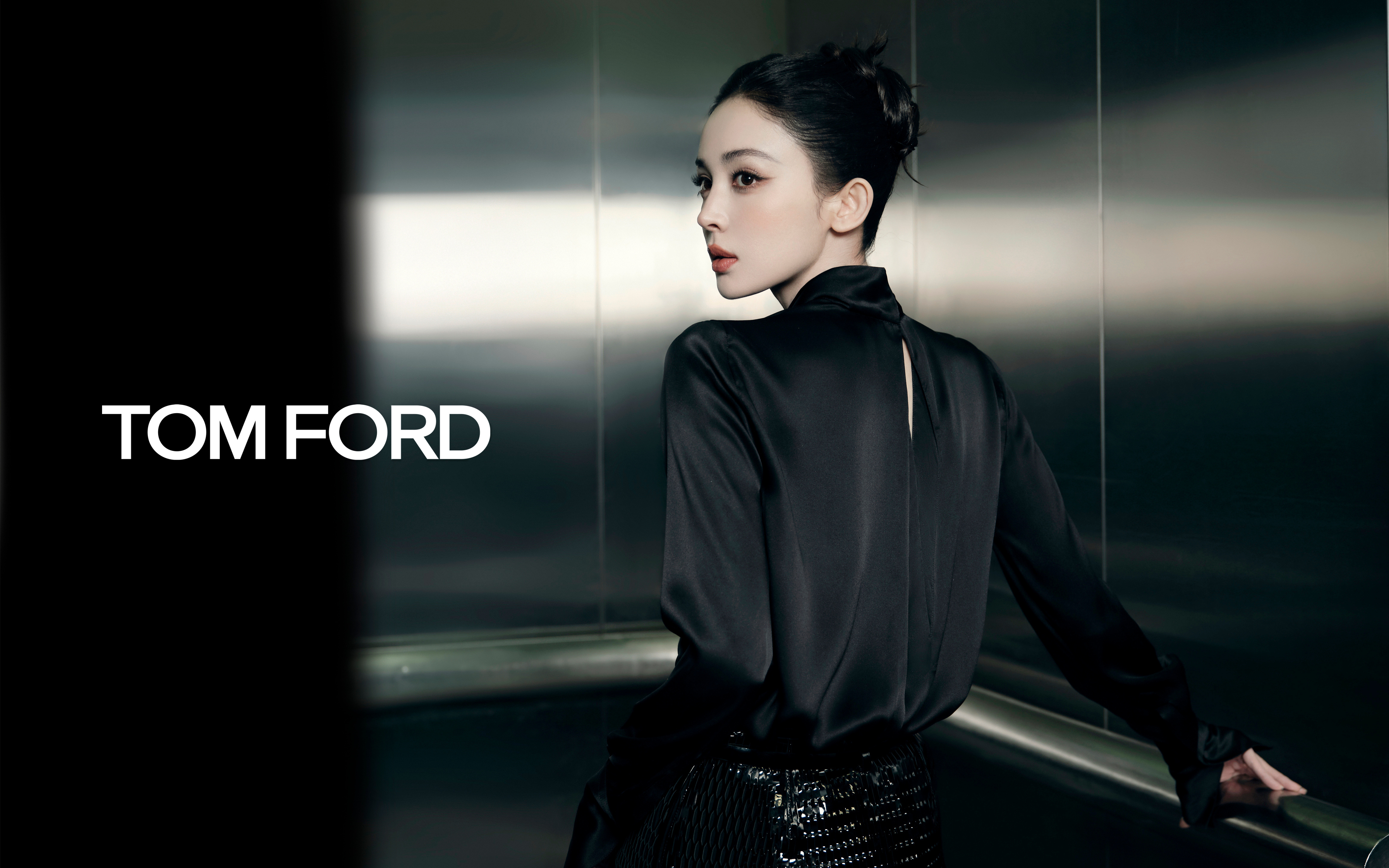 真的太搭了 ！！！印上 logo 也毫无违和感 ，完全值得出街的水准与美丽  