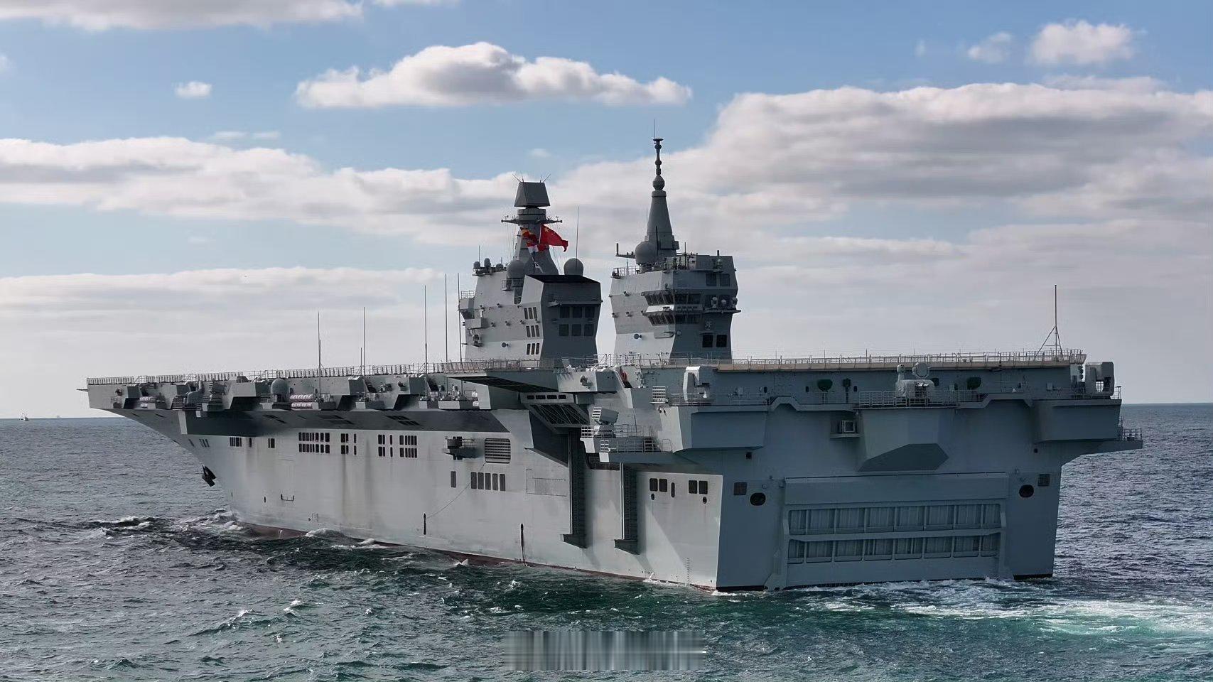 今天下午5时许，海军四川舰完成为期3天的首次航行试验任务，顺利返回船厂码头。 