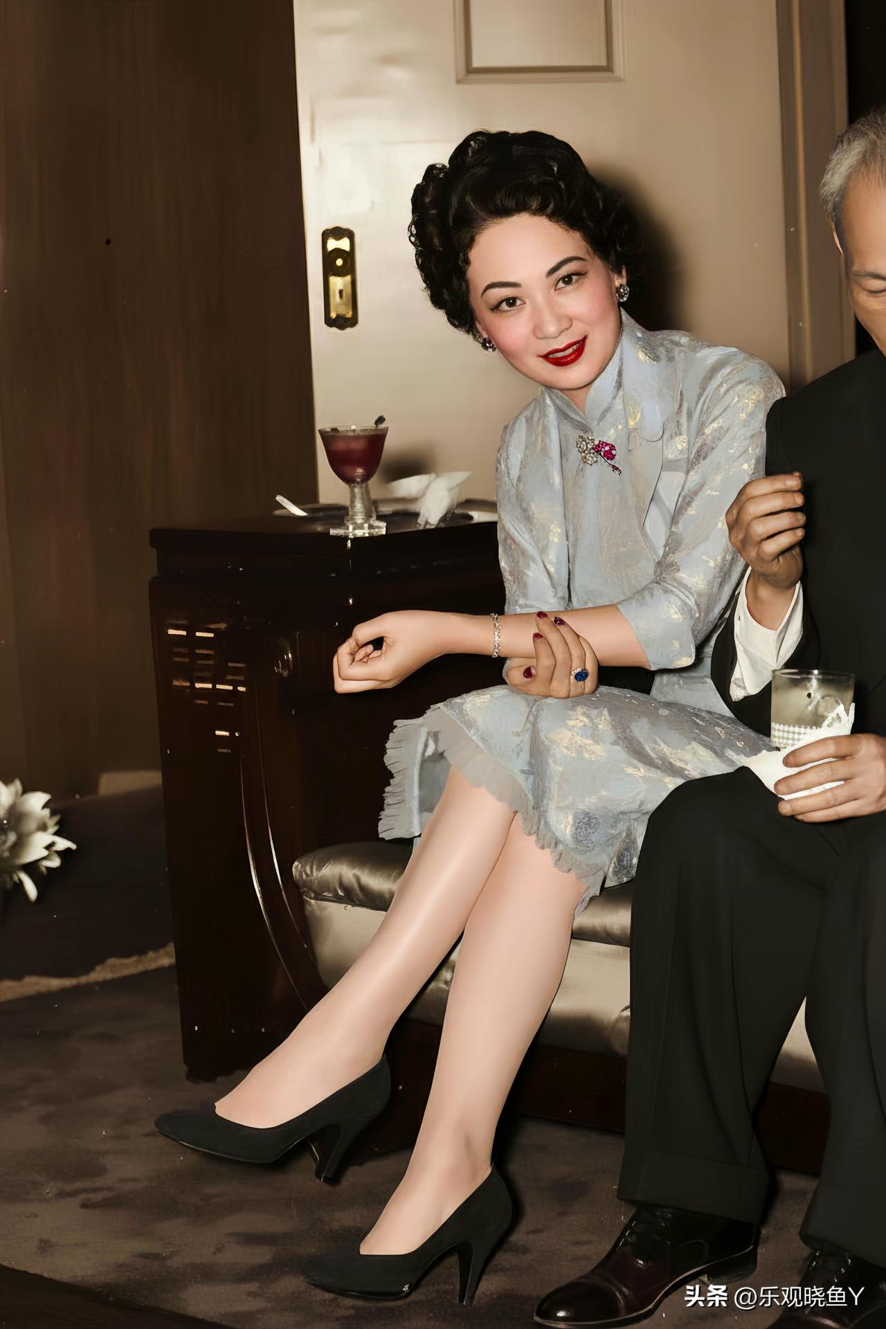 这便是宋子安的夫人胡其瑛年轻时的真实样貌，大伙儿都好好瞧瞧！这可不是演戏，也而非