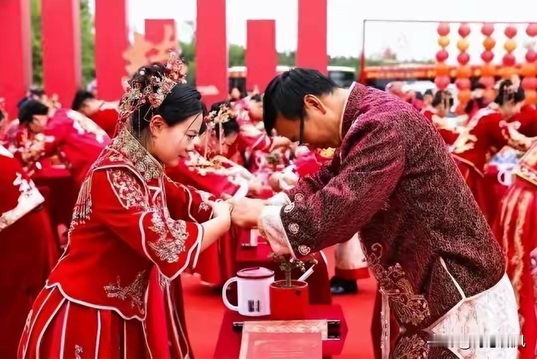 “两头婚”在国内悄然展开，专家预测：也许会在全国普及，对吗？
 
很多人第一次听