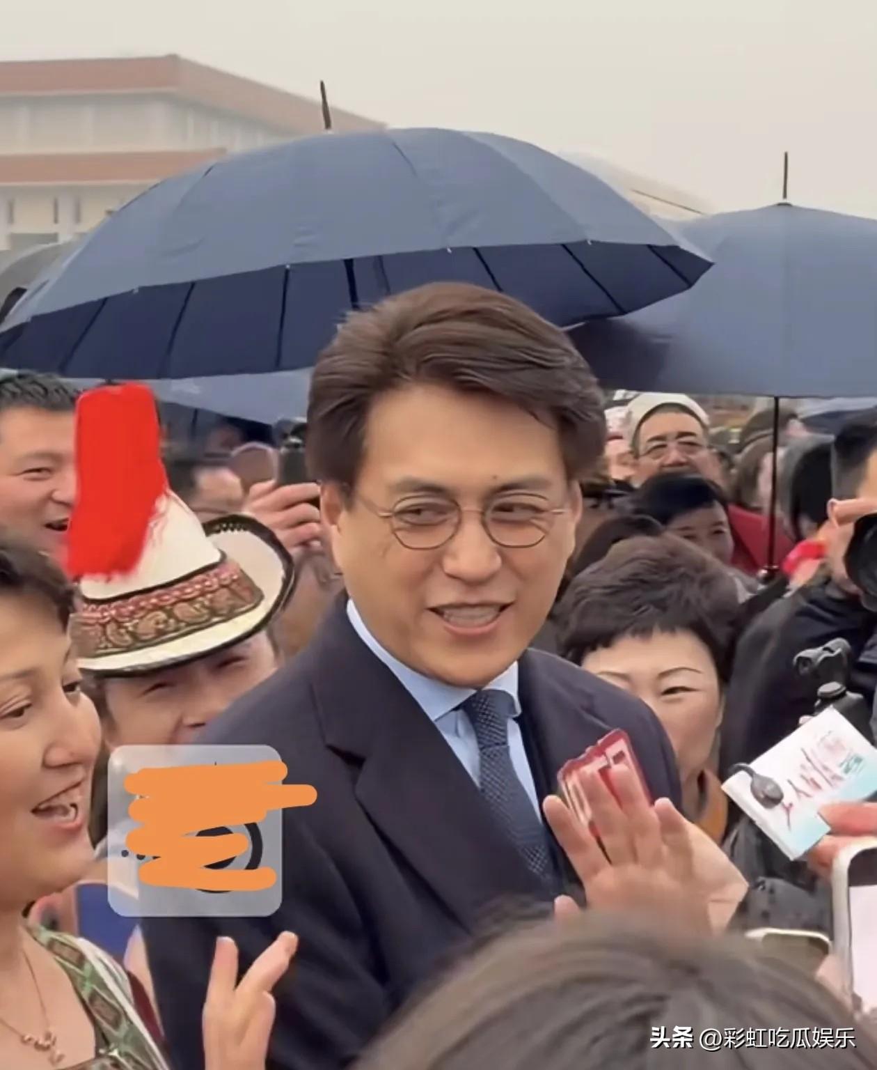 如果靳东演短剧一定会大爆，他的受众群体是中老年妇女，而短剧的受众群体也是这个年龄