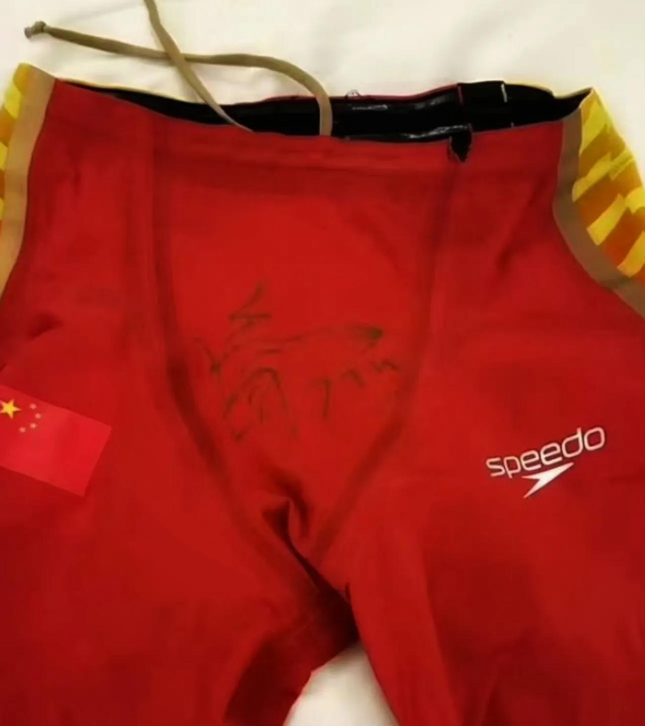 潘展乐将签名签在了这个部位。
20岁，还是大男孩的年龄。
随性、调皮、任性、搞怪