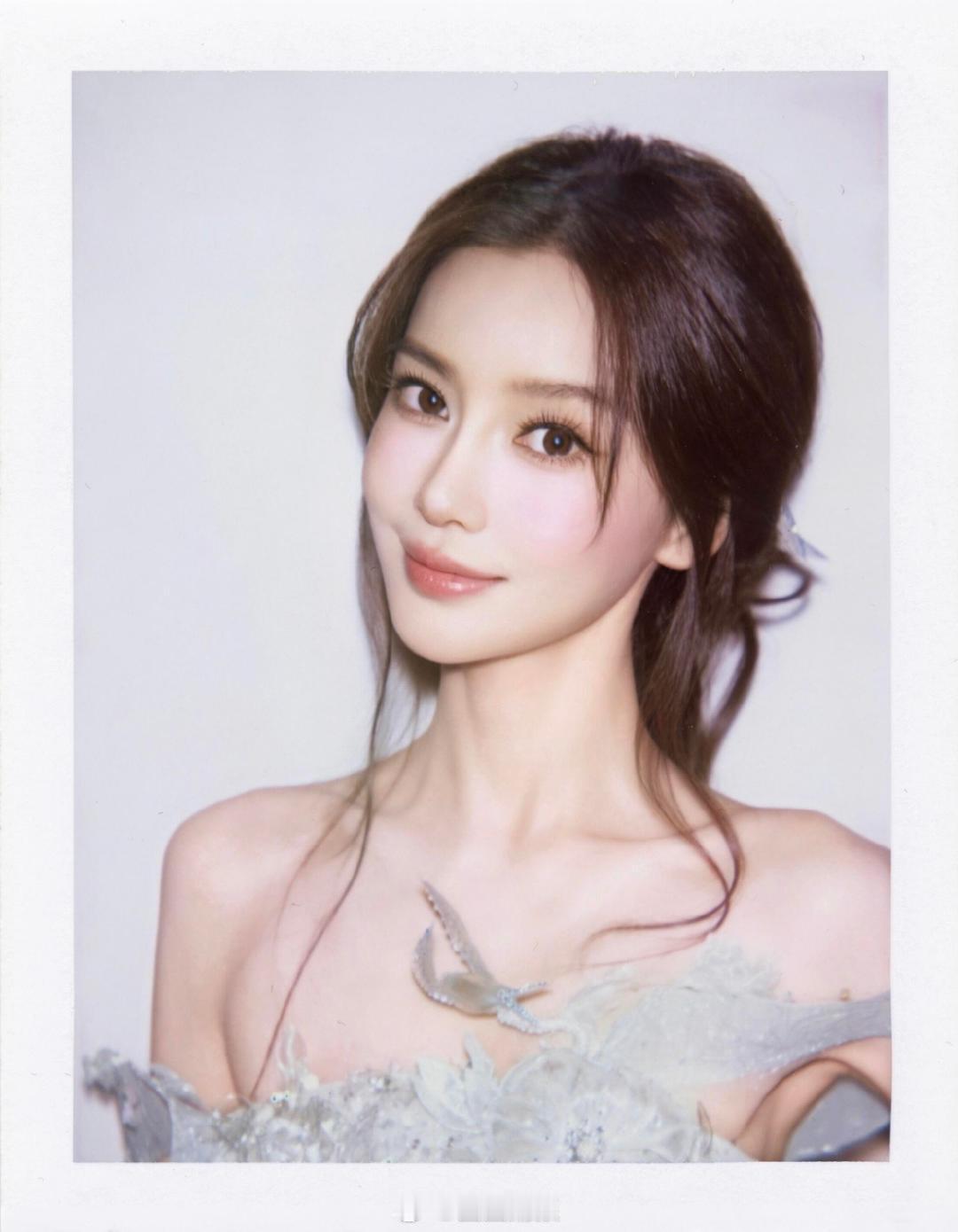 Angelababy撕拉片好灵Angelababy卡点发撕拉片 世界上又多了三张