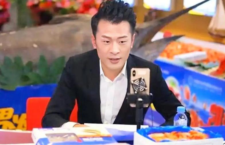 近日，辛巴在某直播平台发长文，讲述之前引起争议的卖假燕窝事件，并透露很多网红明星