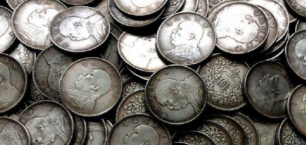 1982年，青海18岁女兵修水管时，挖出2吨银元，她四下张望，确定周围没人后，撒