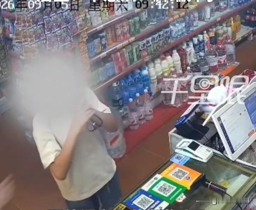 嘉兴一女子顺走13.5元饮料，被店主拦下结账。不料，女子说：“我没钱，能算了吗？