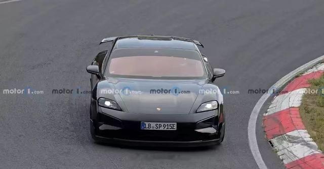 #大v聊车# 【保时捷Taycan中期改款谍照曝光：或推出高性能GT版本！】最近