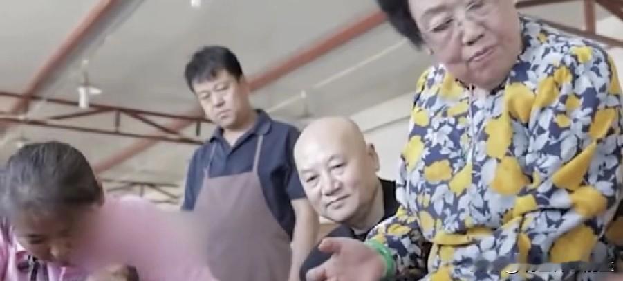 早年陈丽华到工厂视察，丈夫迟重瑞全程搀扶帮其擦汗。