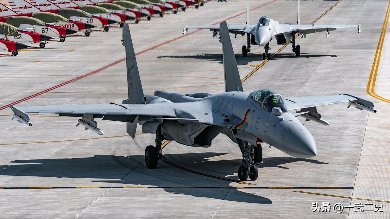 J-15T这个角度，翼展显得特别大，整体很有力量感！