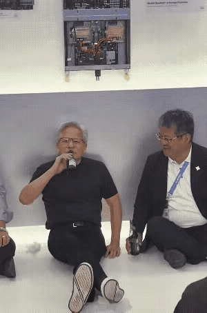 近距离观察，那看似是自由，是亲民之举。然而，拉开距离审视，却发现这不过是作秀，尽