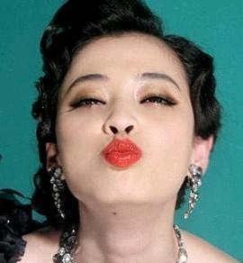 梅婷的眼袋值三千万点击。
不是医美广告，是热搜话题梅婷眼袋也是演技。
她在《张卫