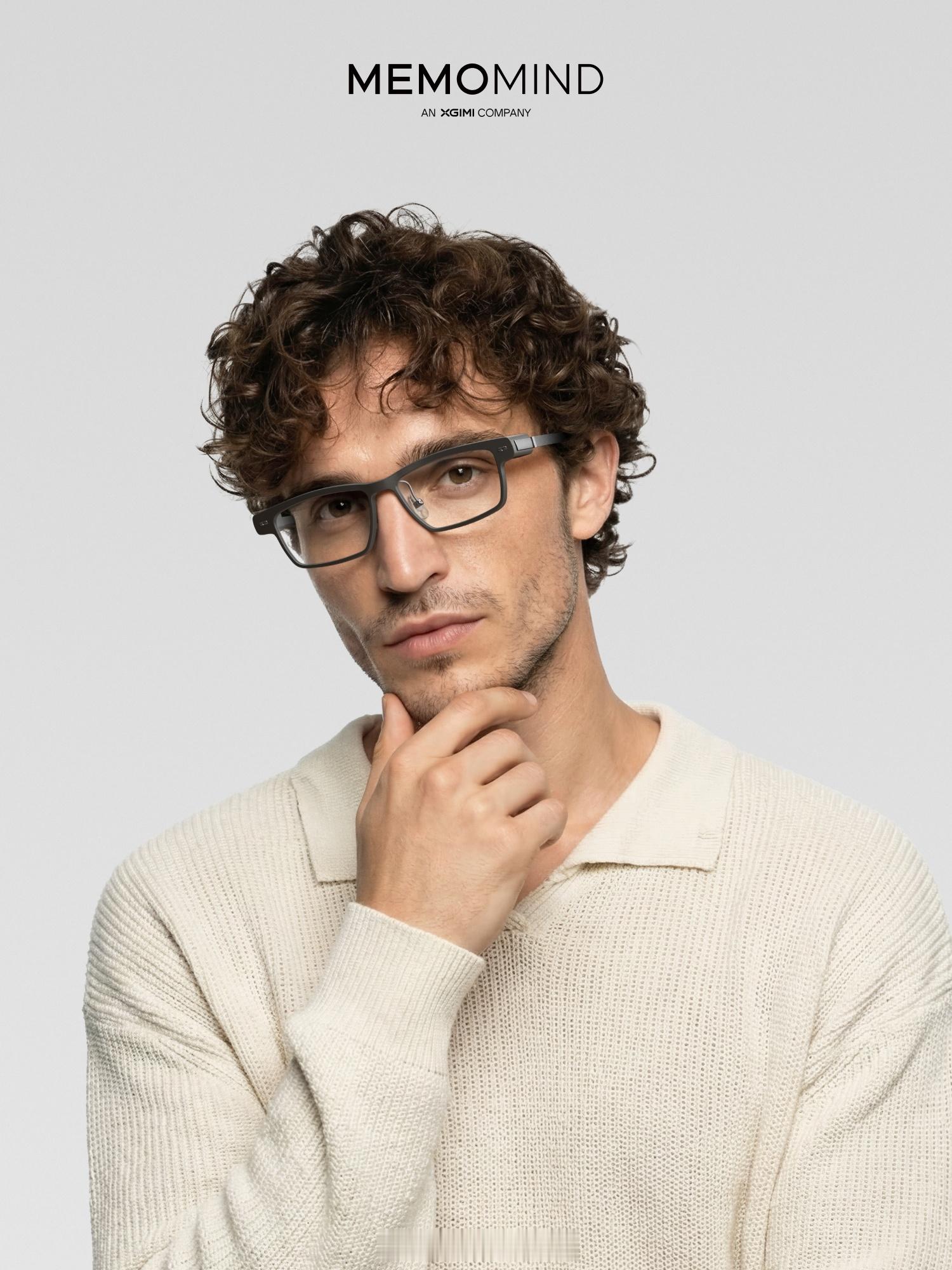 极米孵化的 AI 眼镜「MemoMind」今天在CES2026 上亮相了，看起来