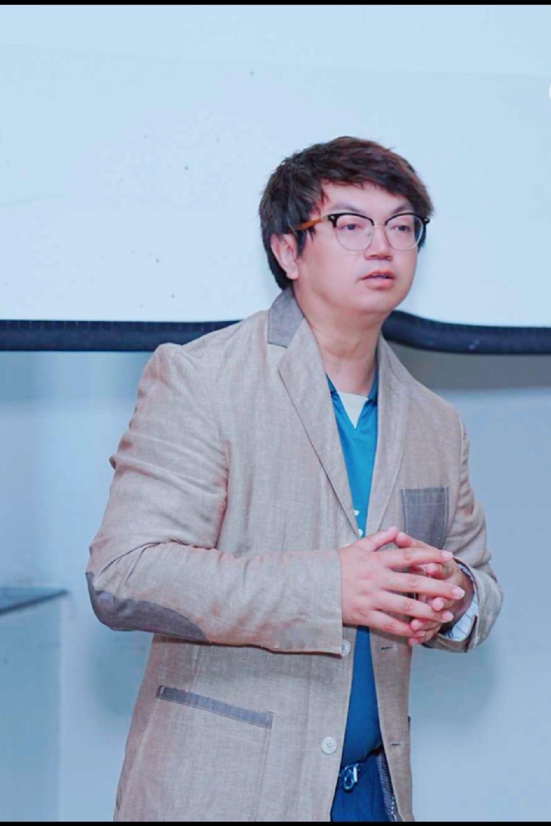 津彩校园策马津逢与一起出席天津网球冠军校园行活动，来到天津商业大学宝德学院，感受