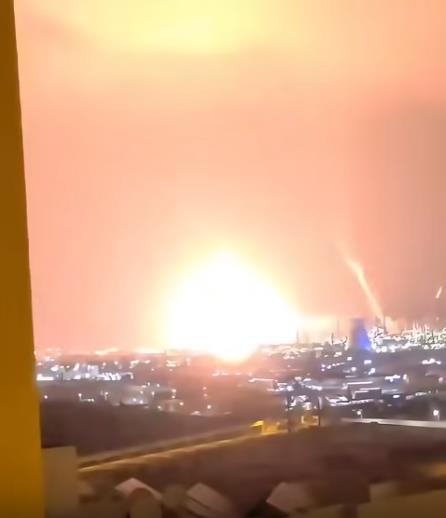 伊朗导弹部队夜间袭击以色列海法市
    伊朗导弹部队夜间袭击以色列海法市。以色