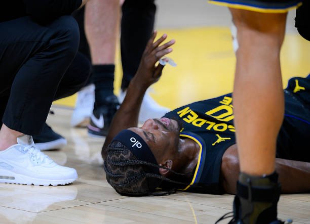 巴特勒受伤后笑着走出球场 巴特勒右膝遭遇三次大伤 巴特勒赛季报销 从受伤那一刻，