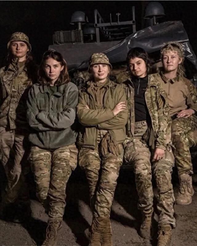 乌军首个全女性无人机小组：超过6.7万名女兵服役，上万人在前线

在炮火连天的乌