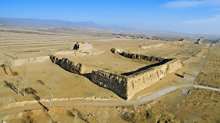 月华池堡
壘孤臨迥野，拱北背恩賒。
遺抱千堆蟻，空归几樹鴉。
悲風收碧血，落日起