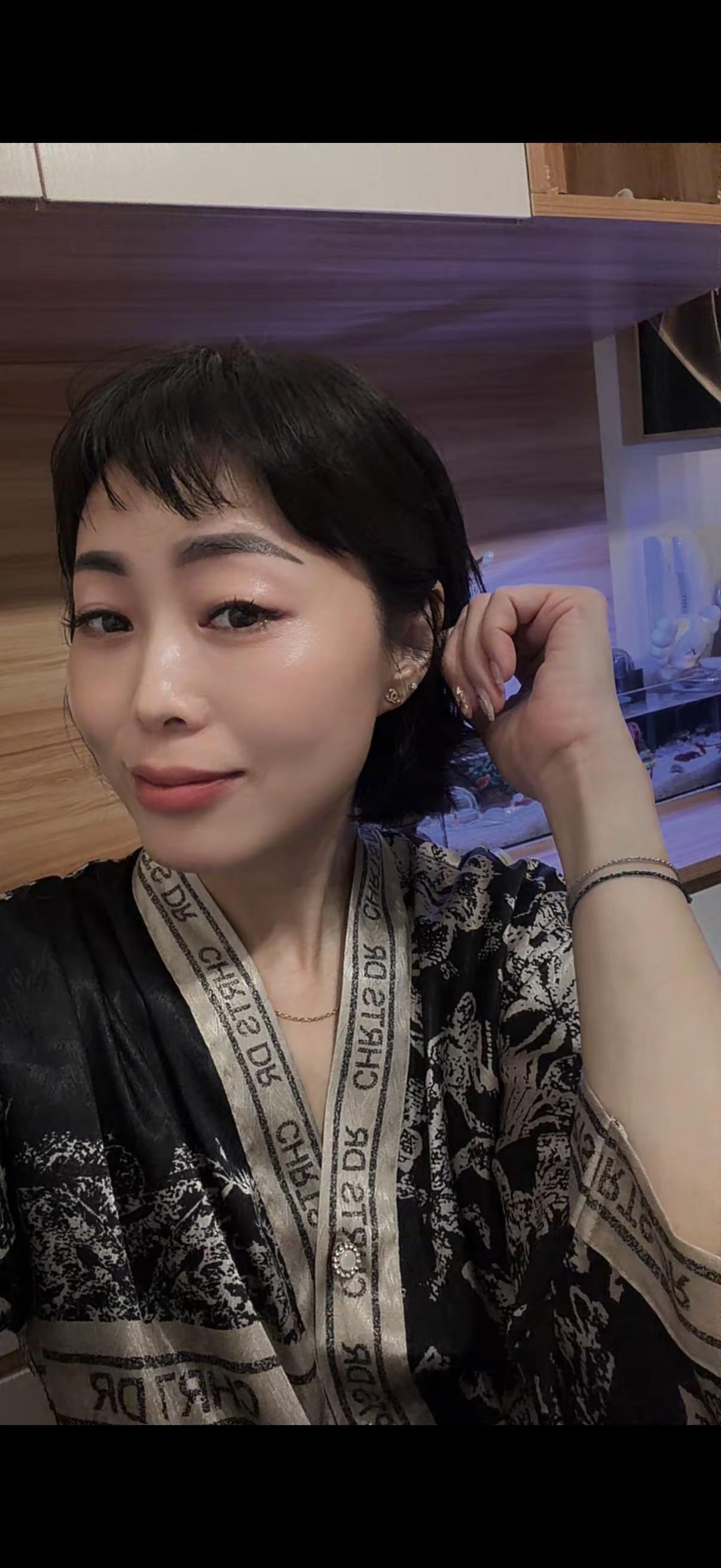 容顏的轉變也許就是時間流逝再回頭已匆匆數年💼有點晚累了一坐想家了又一年了……父