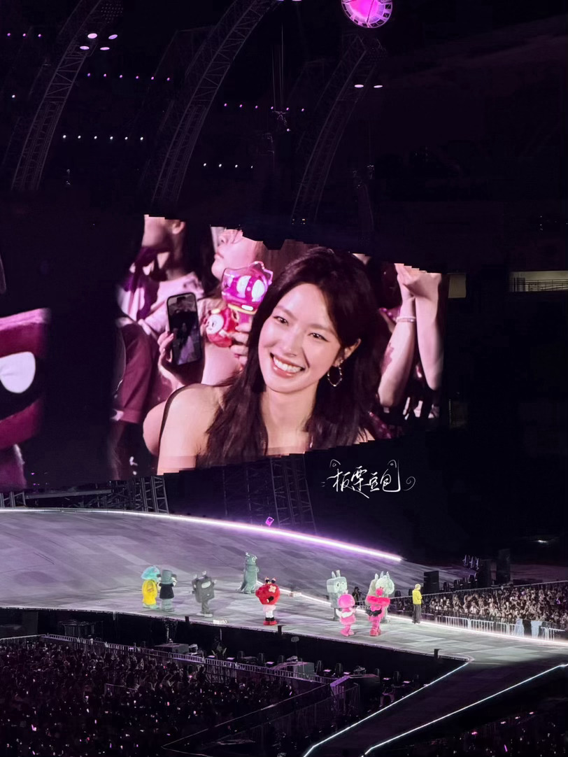 徐若晗明媚了起来徐若晗因为你明媚了起来因为热爱与期待，徐若晗明媚了起来。眼里有光