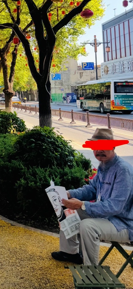 老宫墙下坐着很多算命的，看见游客都会上前搭话。这个大爷看我路过，说免费给我算两次
