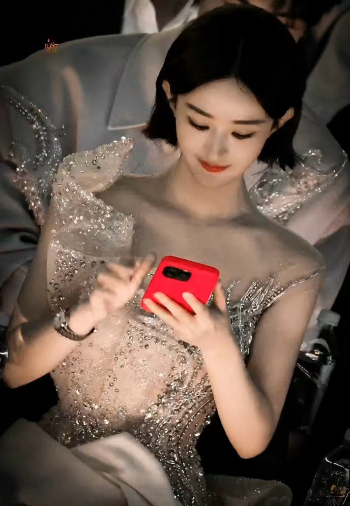 赵丽颖 zly赵丽颖黄和娘 "那就祝我们被鲜花簇拥,看大海漫漫,热烈且自由,真诚