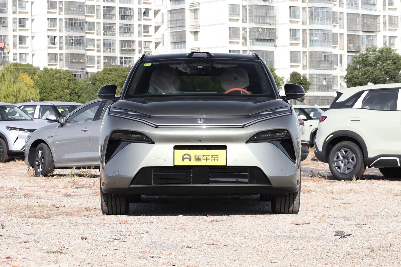唐L DM-i是一款很适合大家庭的 SUV，空间大，配置全，开出去也有面子。但第