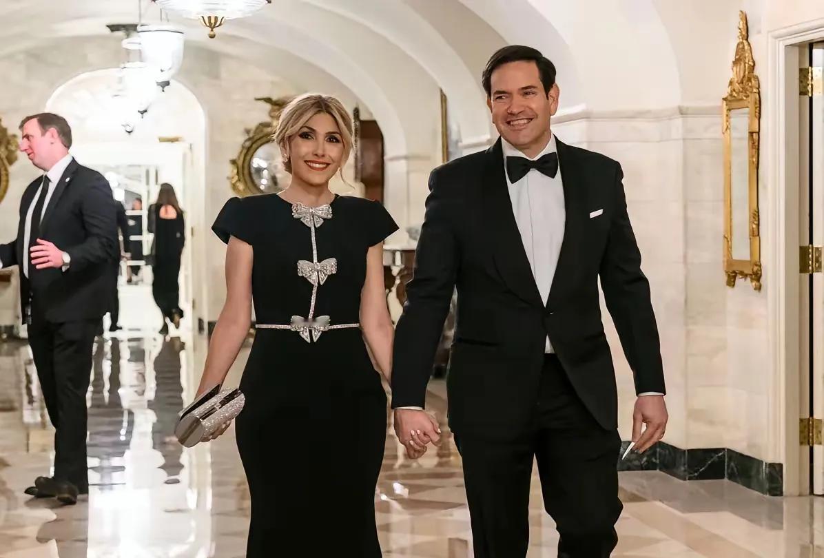 第一次刷到美国国务卿鲁比奥的妻子珍妮特，感觉她是那种低调但很有故事的人。
 
她