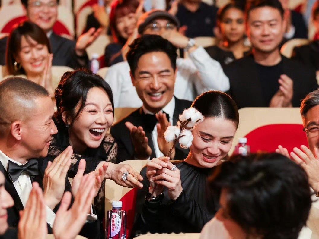 中国女演员的格局 ​​​虽然模糊，但马伊琍在后面笑的好美，中国女演员惺惺相惜[哇