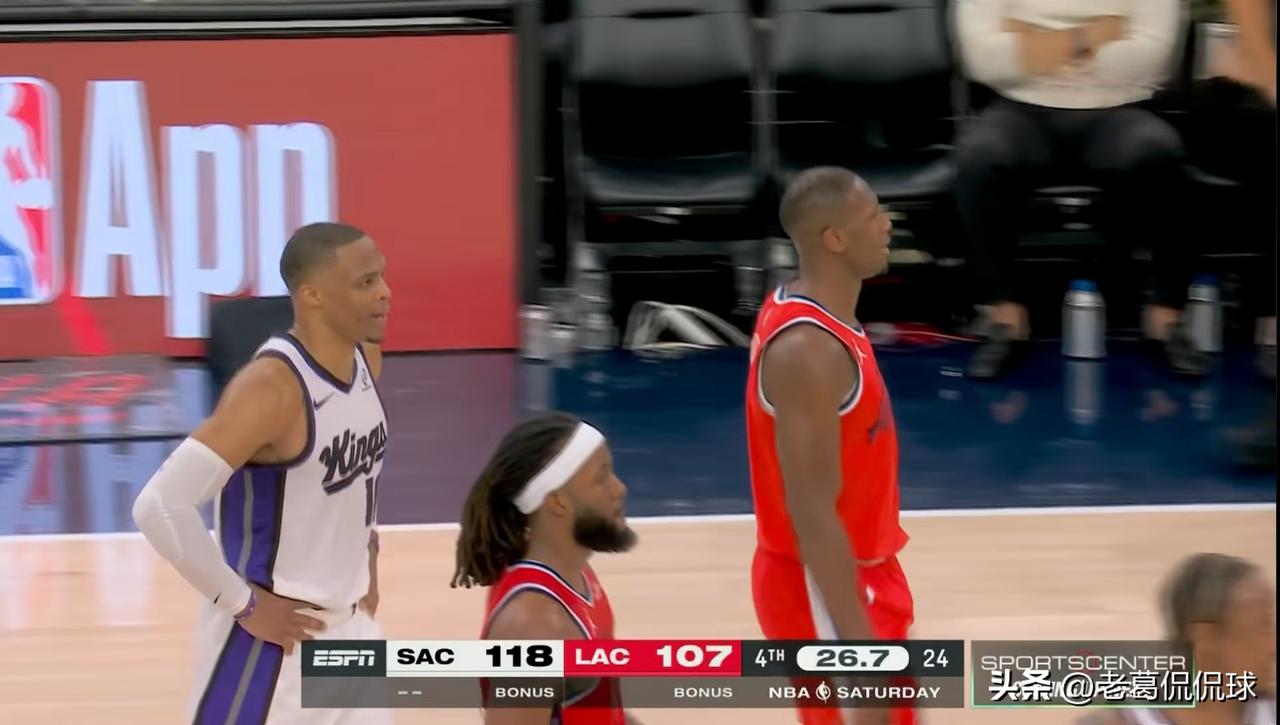 在今天快船主场迎战国王的比赛中，发生了特别不和谐的一幕。当时比赛进行到了第四节的