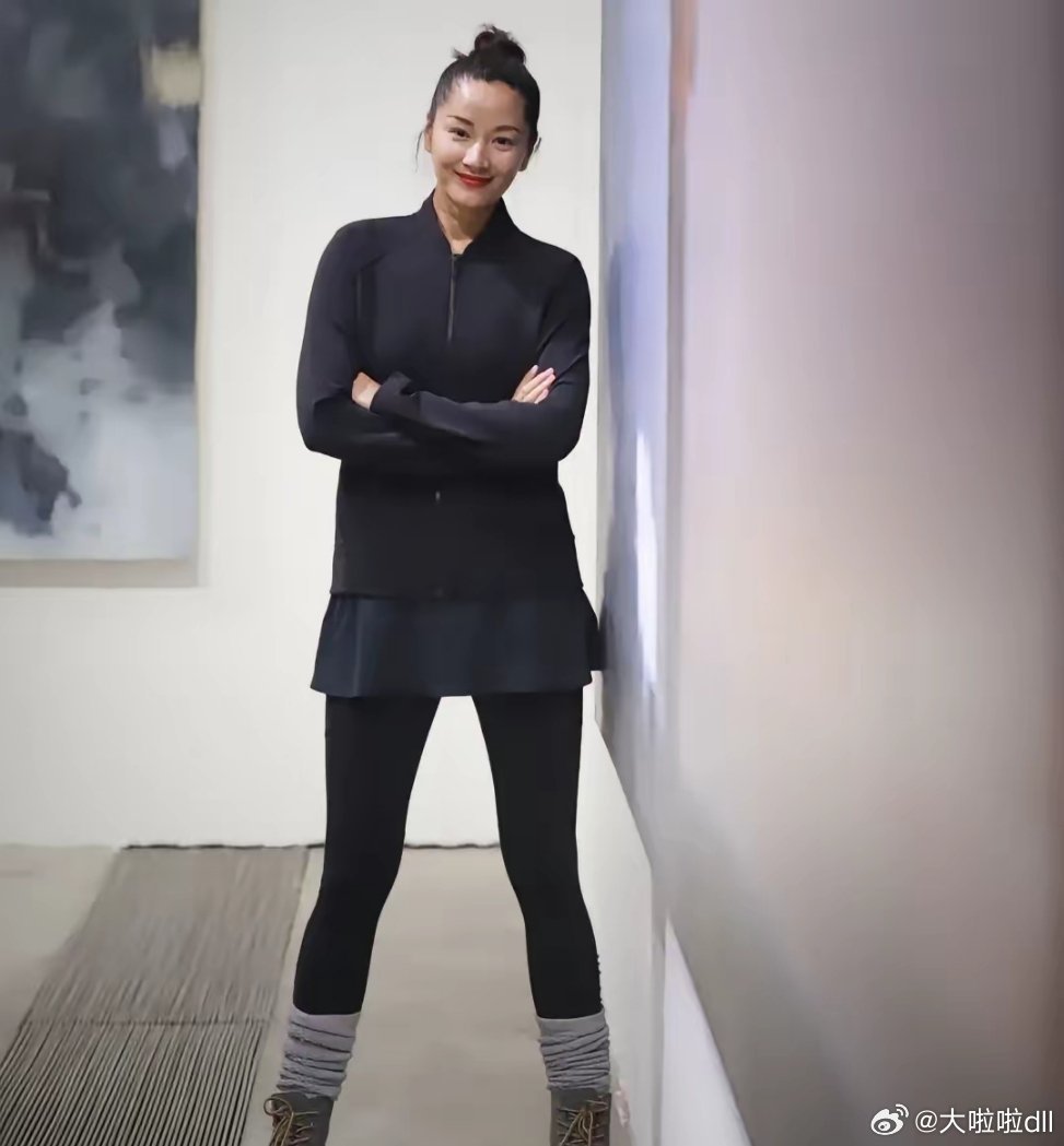 主持人问瞿颖:“你有被爱情伤过吗？”瞿颖点点头:“有，有我甩别人的，也有别人甩我