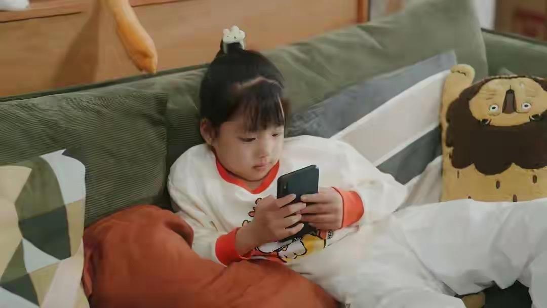 在这个信息爆炸、节奏飞快的时代，越来越多的父母开始感受到一种无形的压力——焦虑。