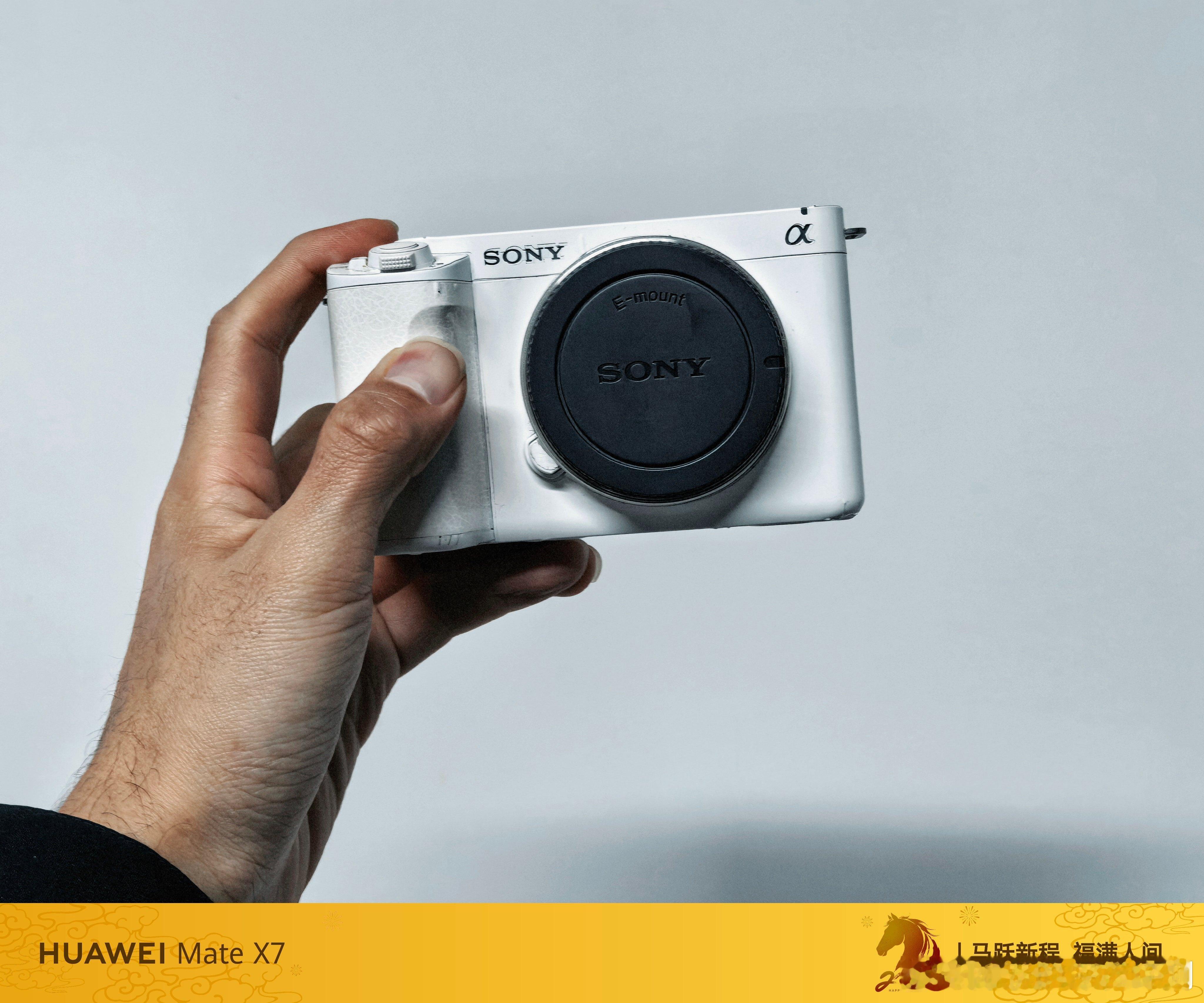 最近打算把我的索尼Zve1出掉了，入手将近三年，拍了不少片子，小巧的机身，能打的