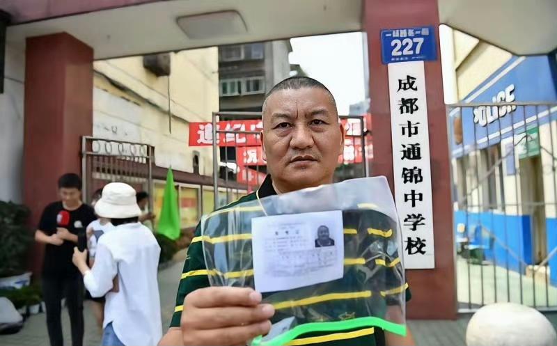 2026年，高考“钉子户”梁实将迎来他人生中的第30次高考。
每年高考期间必上新