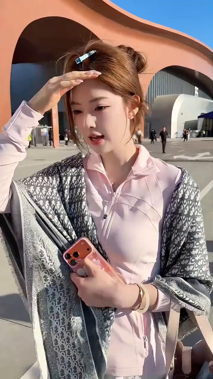 去谈恋爱，去当别人的舔狗，去当别人的小丑，去当别人的提款机，去谈你的破恋爱去吧，