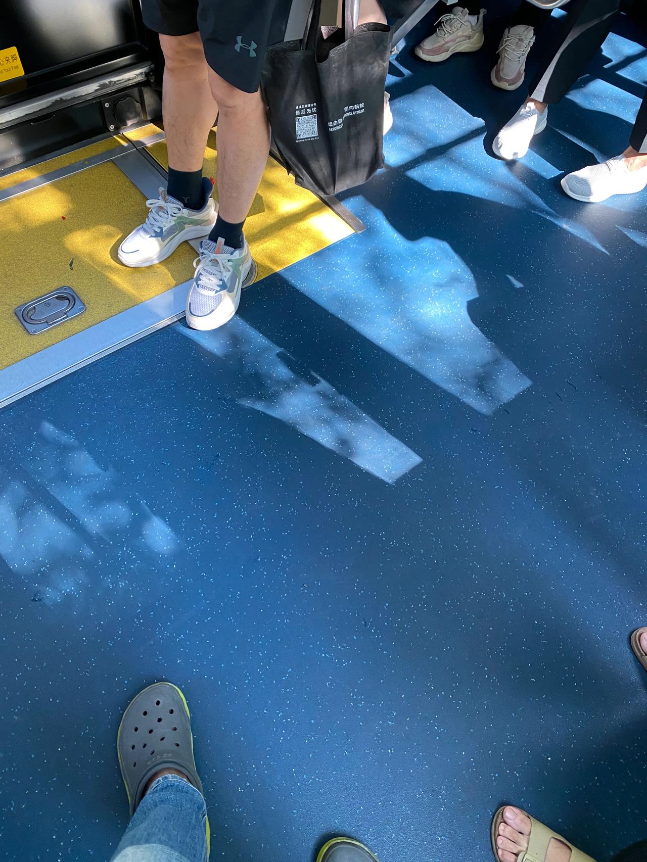 别看淼哥穿的破，
出门基本是坐这种百万豪车，
专职司机专属车道，
宽敞明亮经济实