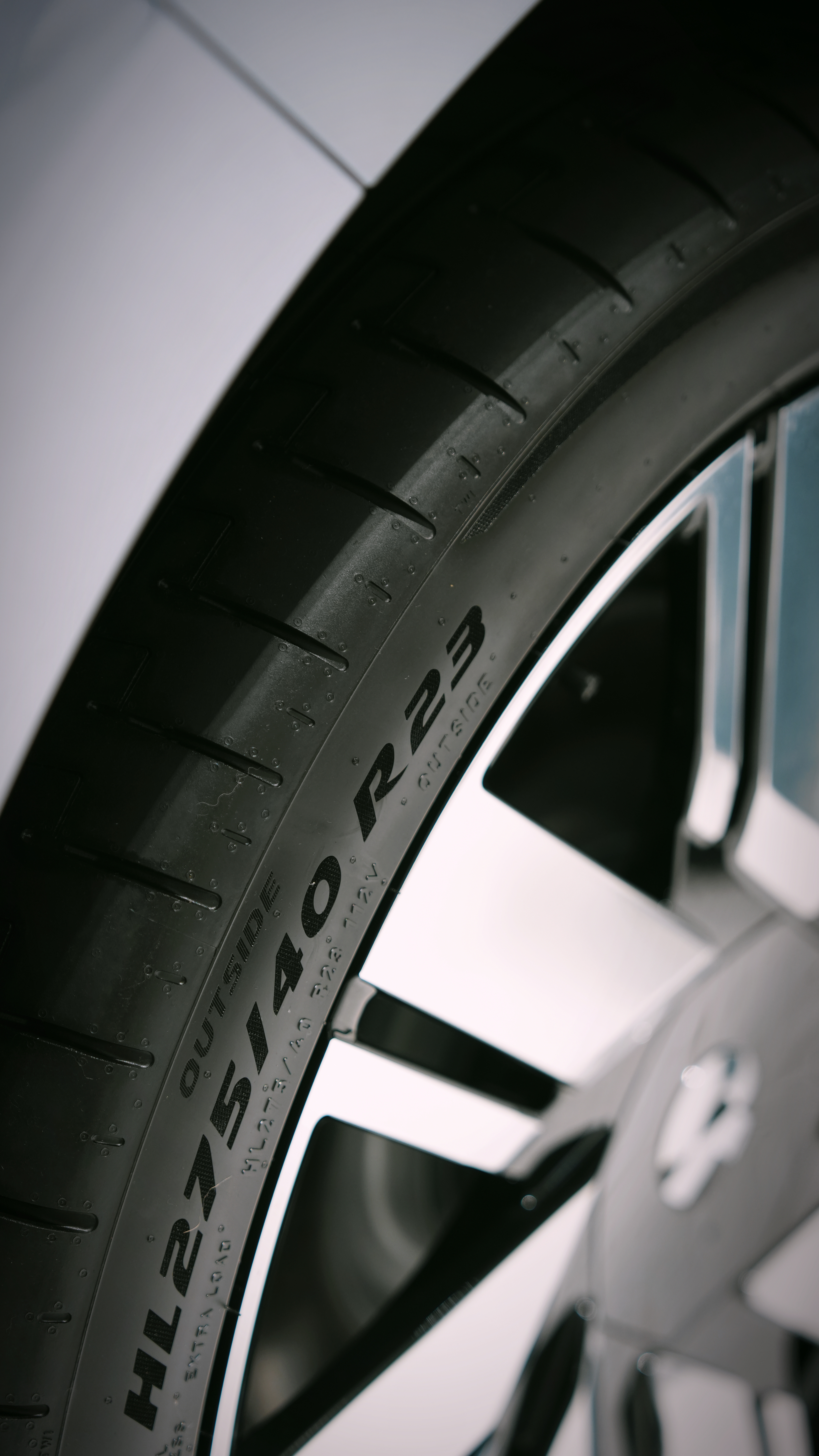 挤进来拍了几张蔚来ES9凑合看吧，真的没法拍全，场地受限，虽然店铺内外放四台车，