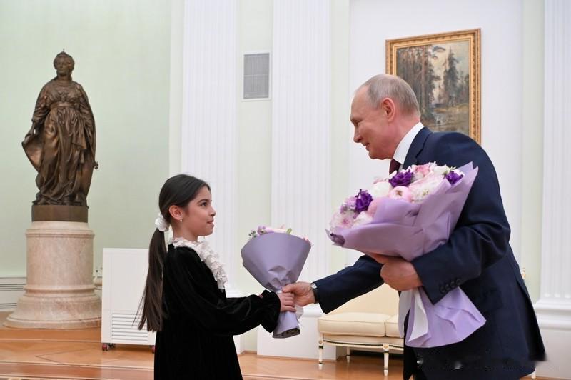 普京记者会现场女孩举牌“我想结婚” 2025年12月19日普京年度记者会现场可太