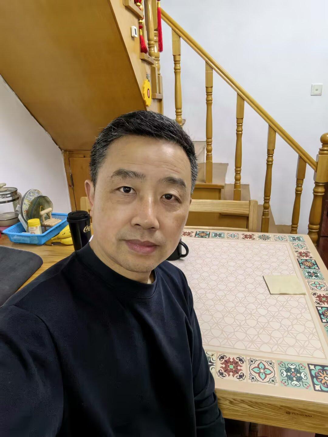 酒龄40年，戒酒305天，眼看就快整整一年没沾过一滴酒了。
 
作为一个有着多年
